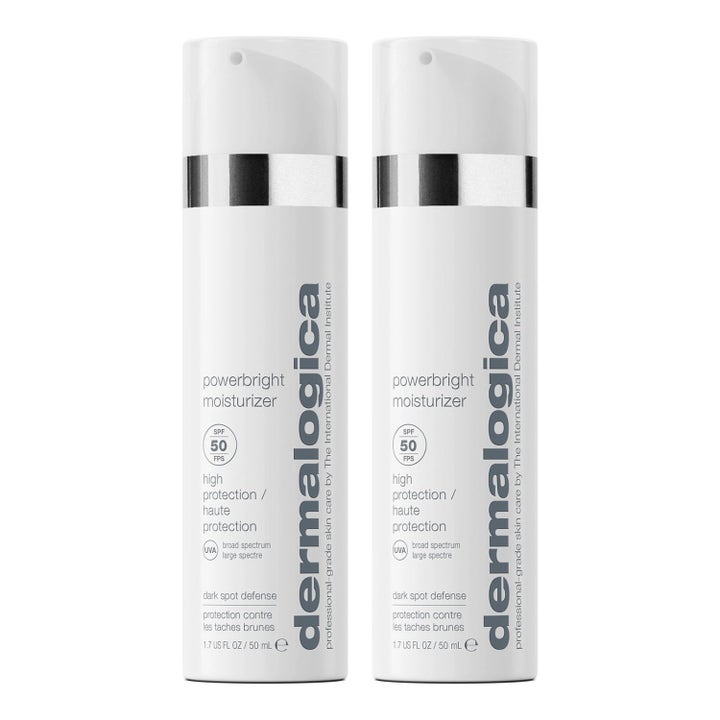 Dermalogica Powerbright Moisturizer 50 ml ansiktskrem mot mørke flekker i to hvite pumpeflasker med sølvdetaljer.