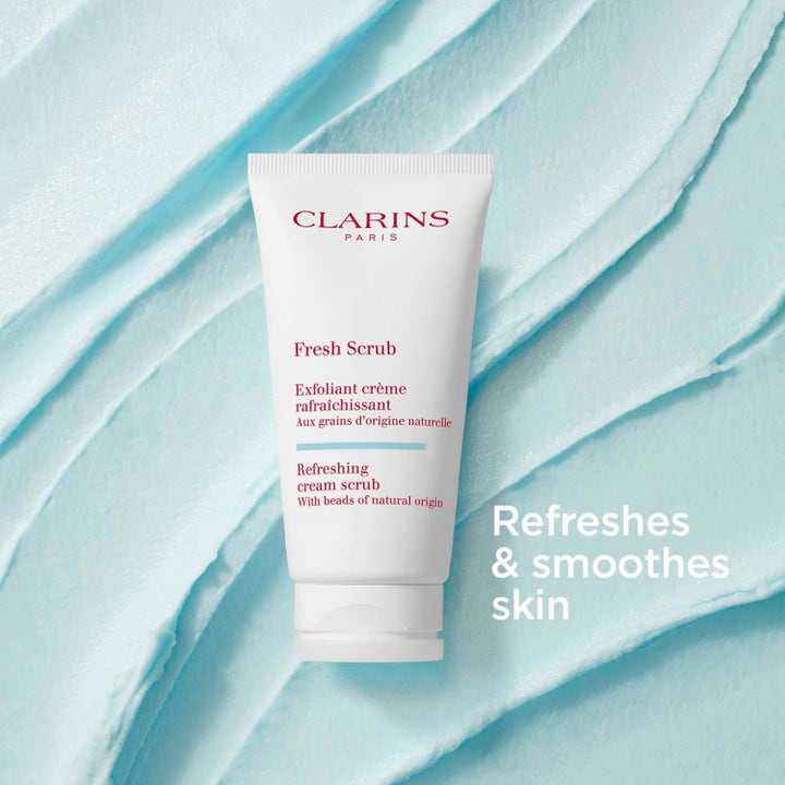 Clarins Fresh Scrub 50 ml ansiktsskrubb i hvit tube på lyseblå kremtekstur som frisker opp og gir glatt hud.
