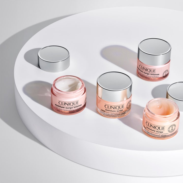 Clinique Moisture Surge 100H 75 ml fuktighetsgivende ansiktskrem i rosa glasskrukker med sølvlokk og lett geltekstur.