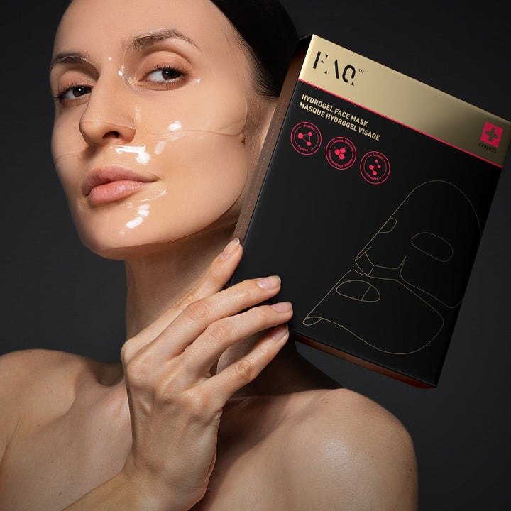 FAQ Swiss Hydrogel Face Mask fuktighetsgivende ansiktsmaske på kvinne som holder en sort eske med gulldetaljer.