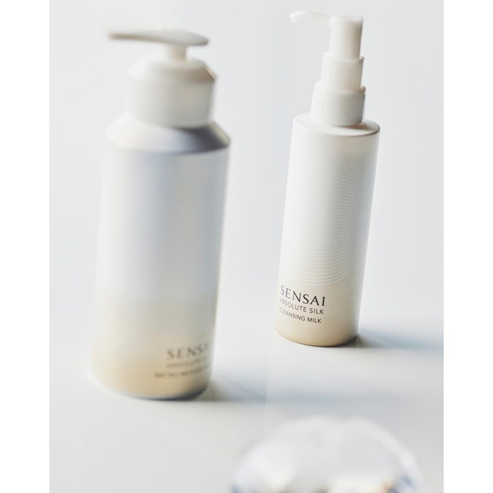 Sensai Absolute Silk Cleansing Milk 150 ml fuktighetsgivende ansiktsrens i hvit pumpeflaske med sirkulært mønster.