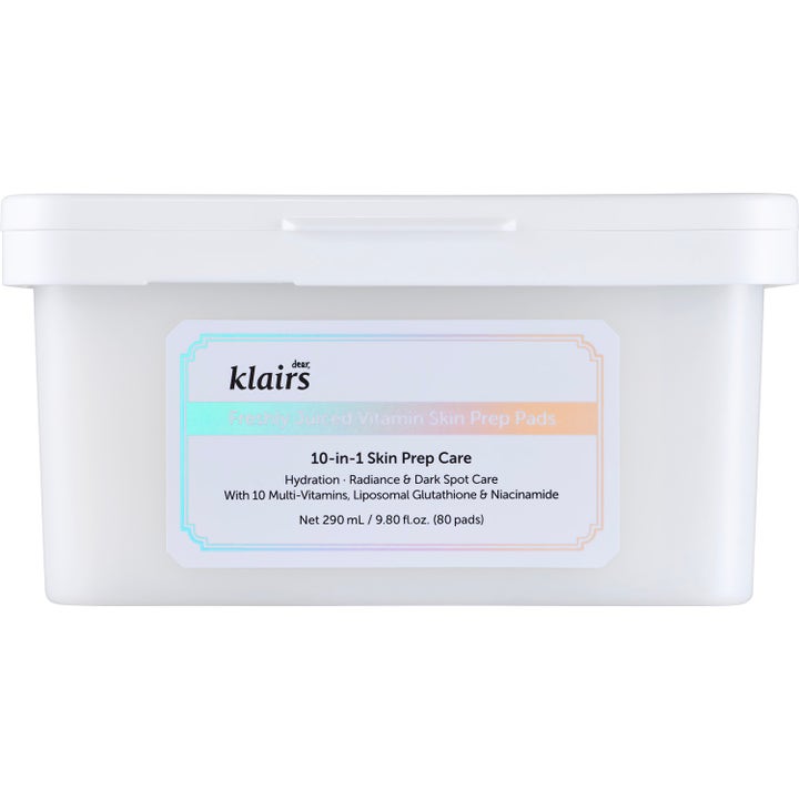 Klairs Freshly Juiced Vitamin Skin Prep Pads 80 stk gir glød og fukt i en hvit boks med holografisk etikett