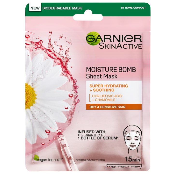 Garnier SkinActive Moisture Bomb Sheet Mask 1 stk beroligende ansiktsmaske i rosa pakning med hvit blomst og vann.