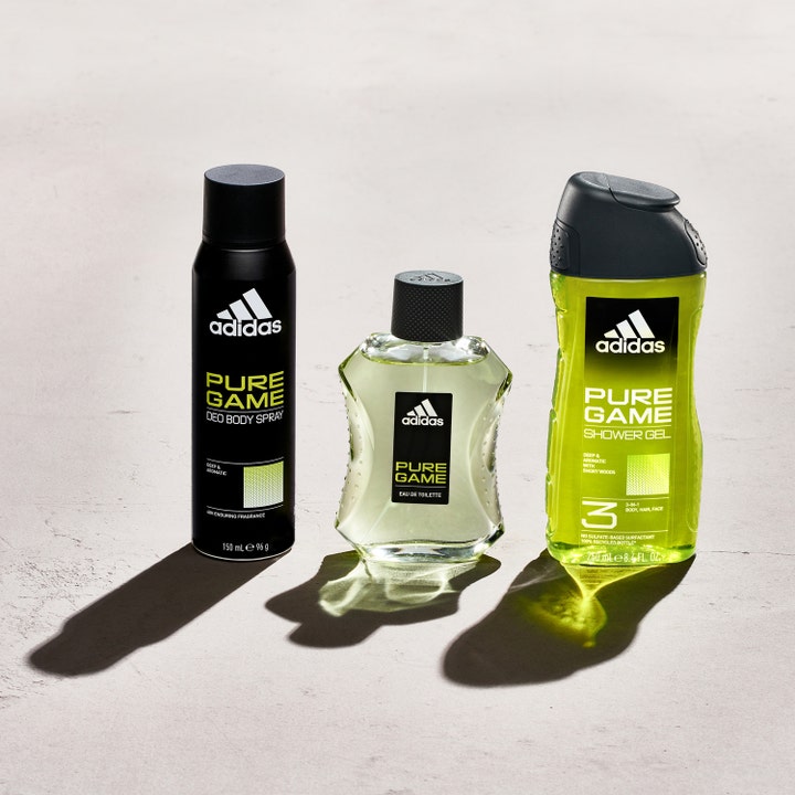 Adidas Pure Game 100 ml after shave sett med deo spray og grønn dusjsåpe stående på en lys, strukturert flate.