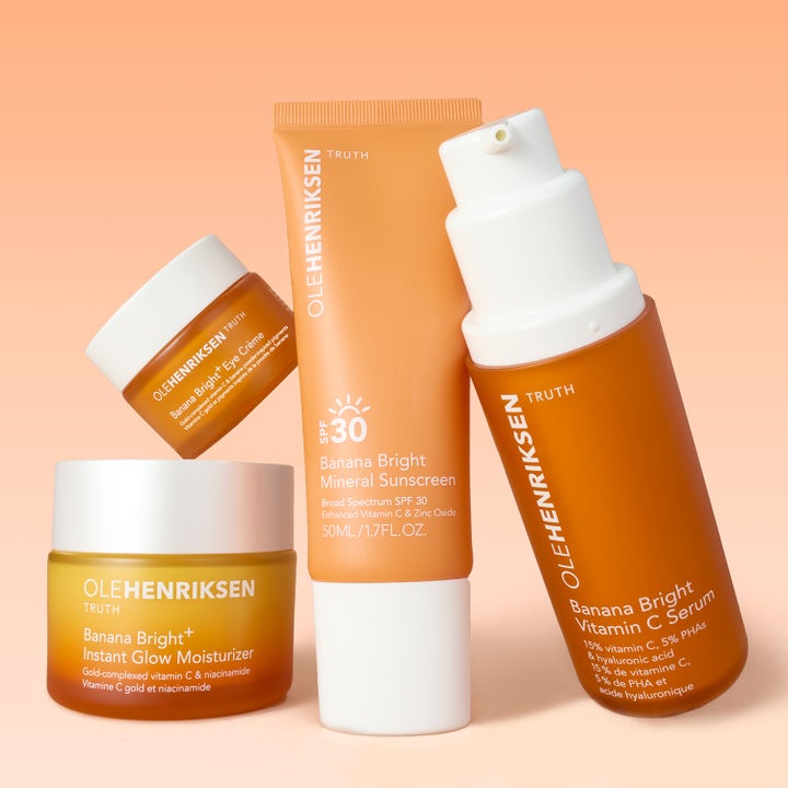 Ole Henriksen Truth Banana Bright Mineral Sunscreen SPF30 50 ml med vitamin C i oransje tube sammen med serum og krem