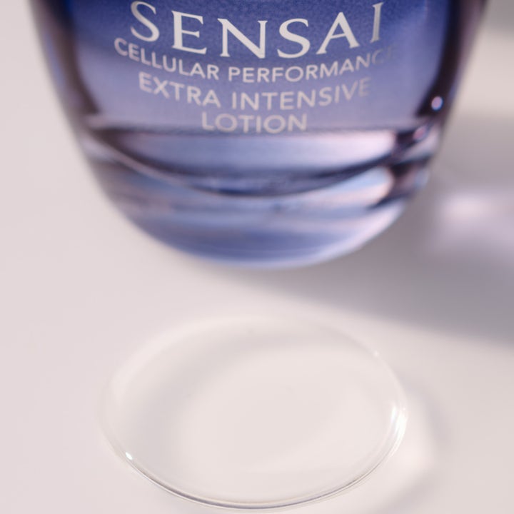 Sensai Cellular Performance Extra Intensive Lotion 125 ml serum med klar flytende tekstur og lilla flaske