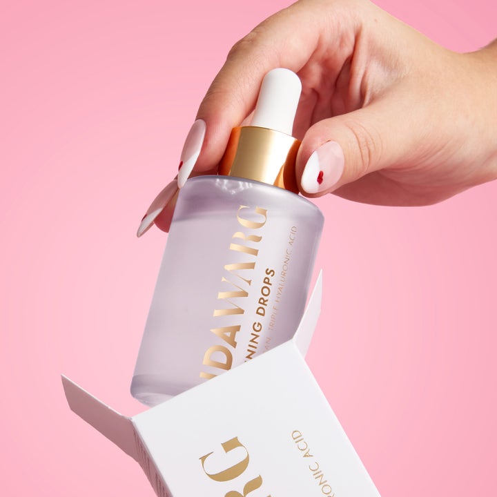 Ida Warg Beauty Tanning Drops 45 ml selvbruning gir glød i frostet glassflaske med gullkork som tas ut av hvit eske.