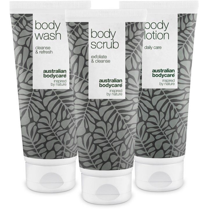 Australian Bodycare Body Wash Scrub og Lotion sett for rensende kroppspleie i tre hvite tuber med grått bladmønster