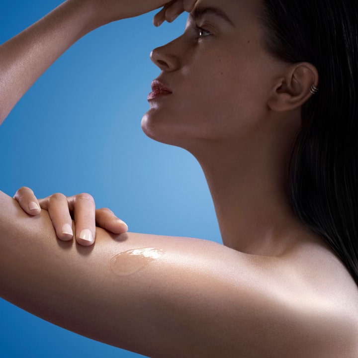 Biotherm Biocorps Body Serum 200 ml påføres armen til en kvinne for en glattende effekt på huden.