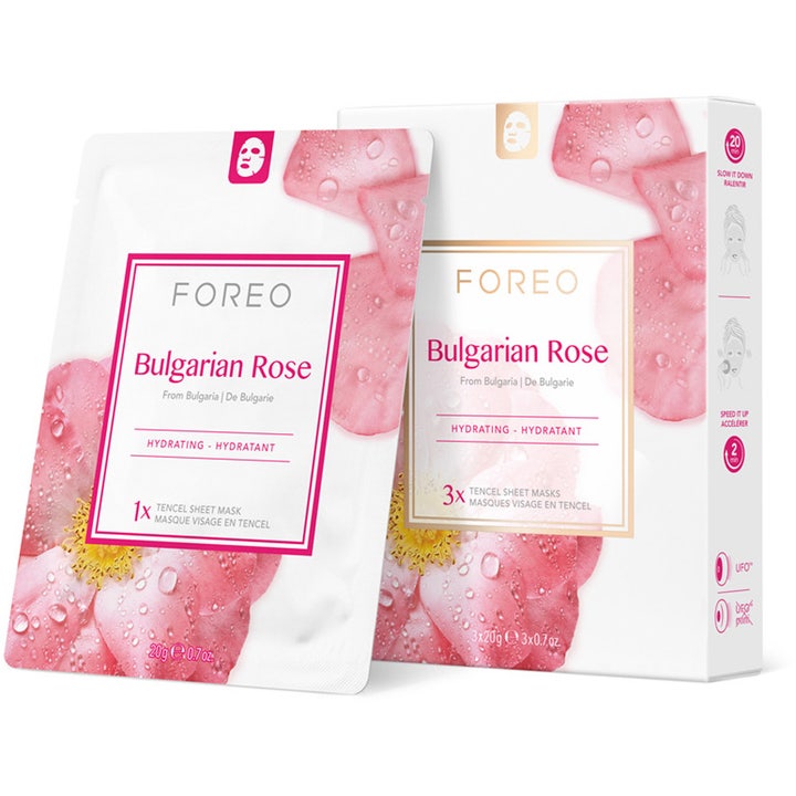 FOREO Bulgarian Rose 3x20 g fuktighetsgivende sheetmasker i hvit forpakning dekorert med rosa roseblader