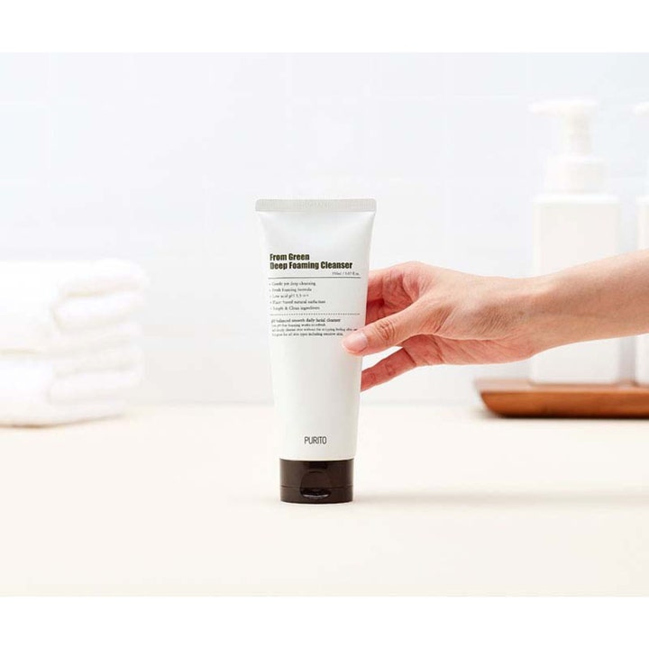 Purito From Green Deep Foaming Cleanser 150 ml dyprensende rengjøringsskum i hvit tube holdt av en hånd.