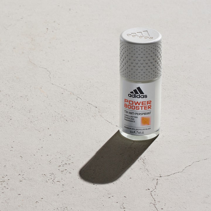 Adidas Adipower Booster 50 ml roll-on deodorant mot svette i glassflaske med sølvfarget mønstret kork