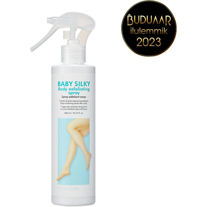 Holika Holika Baby Silky Body Exfoliating Spray 300 ml fjerner døde hudceller i en hvit sprayflaske.