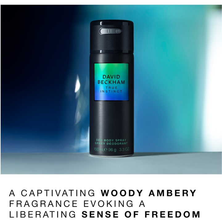 David Beckham True Instinct 150 ml deodorant spray for menn i svart beholder med iriserende grønn og blå etikett.