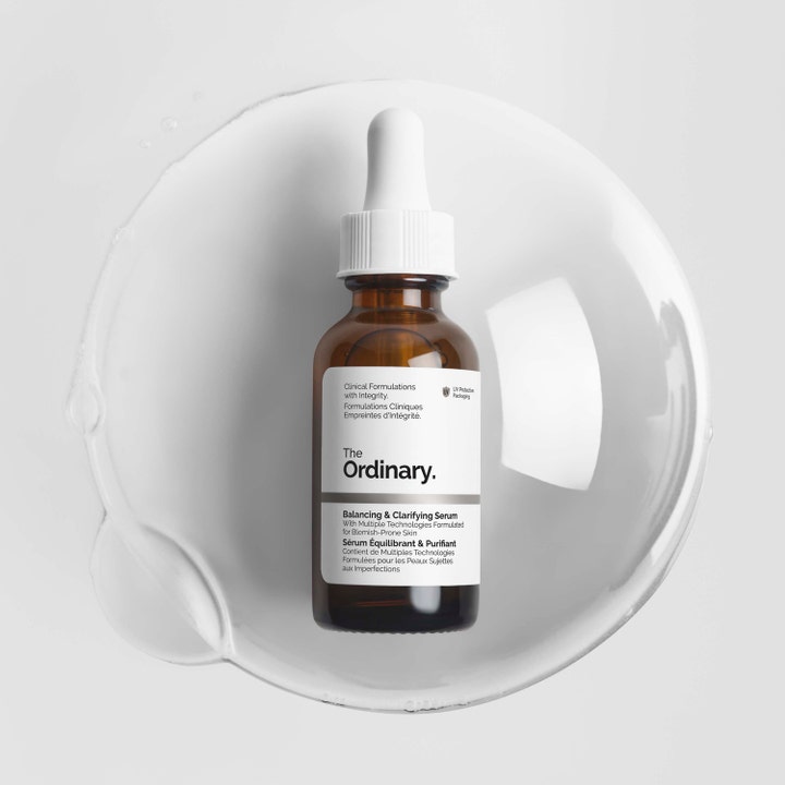 The Ordinary Balancing & Clarifying Serum 30 ml balanserende ansiktsserum i ravfarget glassflaske på klar væske
