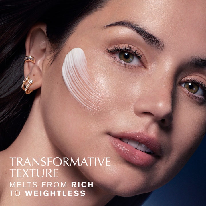 Estée Lauder Revitalizing Supreme + Night Power Bounce Creme 50 ml nattkrem med hvit tekstur som smelter på en modells kinn.