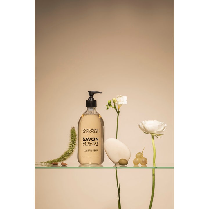 Compagnie de Provence Liquid Marseille Soap 495 ml skånsom såpe for sensitiv hud i klar flaske med hvite blomster