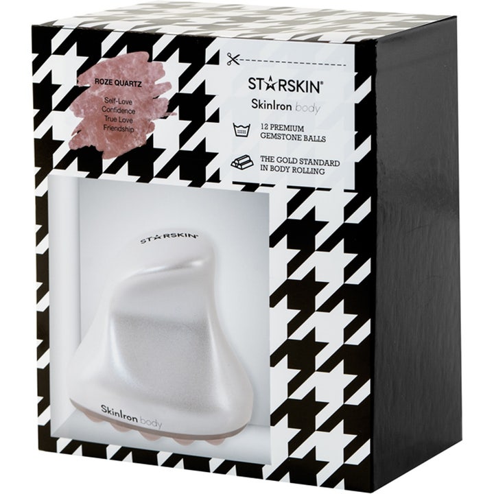 Starskin SkinIron body massasjeverktøy med 12 rosenkvartskuler i hvit perlemorsfinish i hundetannsmønstret emballasje.