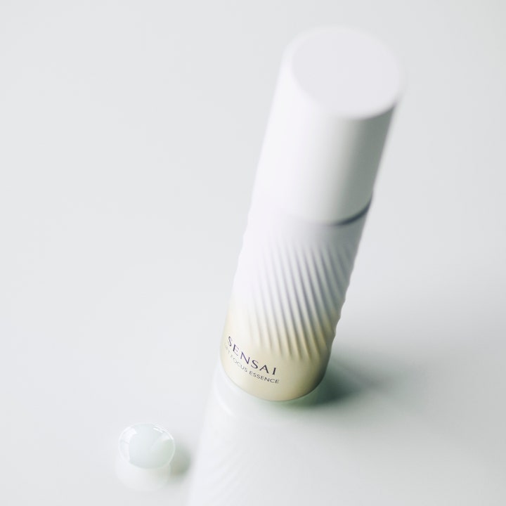 Sensai Lift Focus Essence 40 ml oppstrammende serum i hvit og gullfarget riflet flaske med en liten dråpe.
