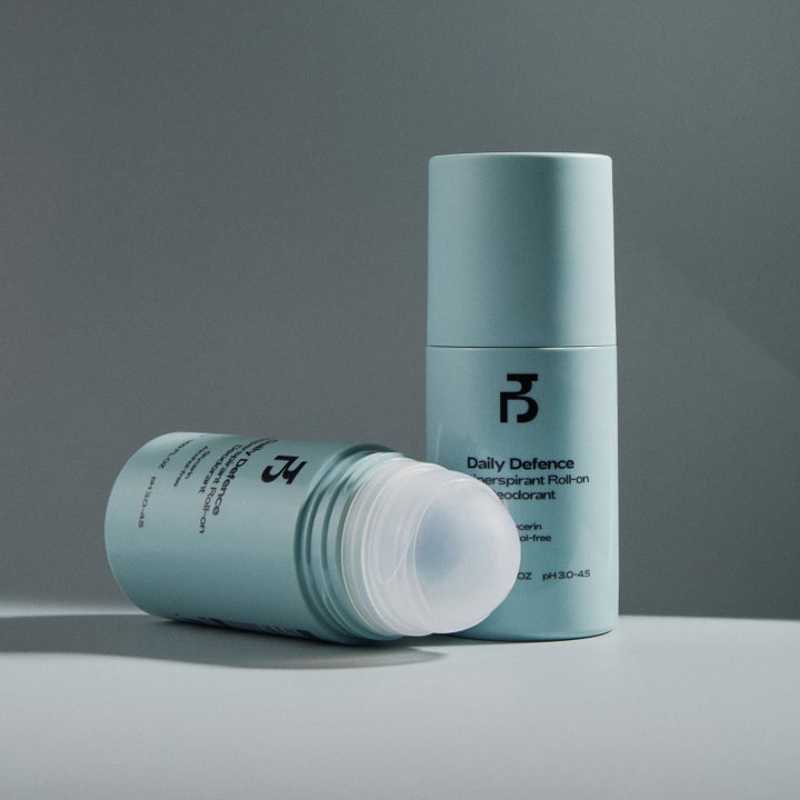 Bodyologist Daily Defence Antiperspirant 50 ml pleiende deodorant i lyseblå flaske med synlig roll-on applikator