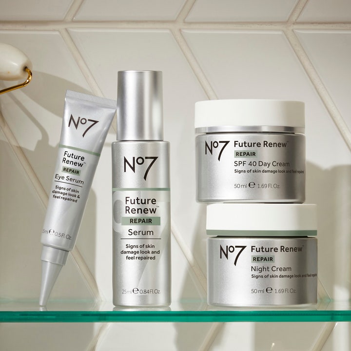 No7 Future Renew Repair Eye Serum 15 ml mot rynker i en sølvfarget tube sammen med andre produkter i serien