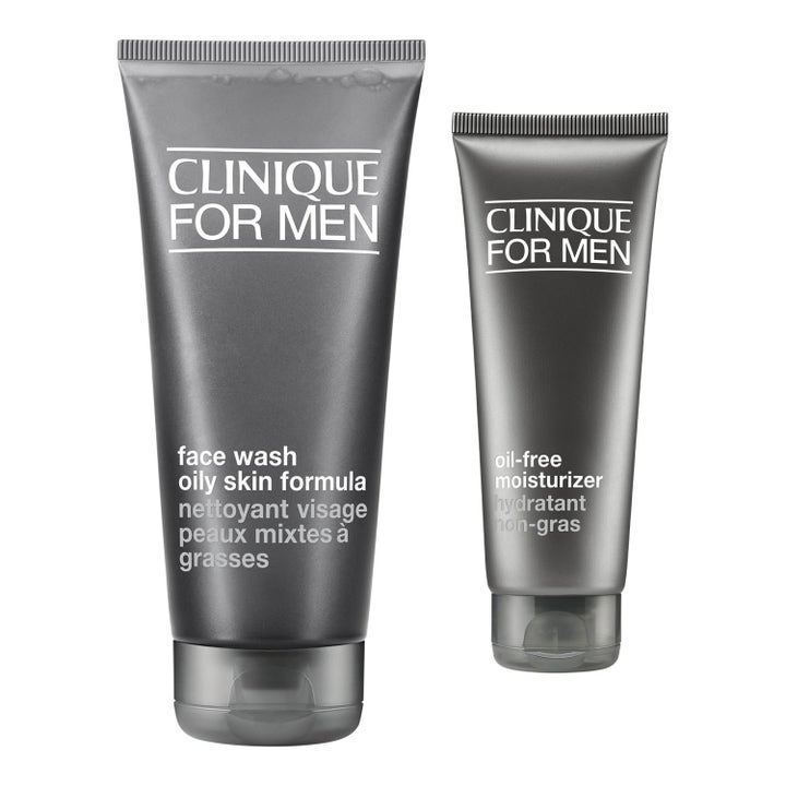 Clinique For Men Face Wash og Oil-free Moisturizer sett for fet hud i to grå tuber som renser og gir fuktighet.