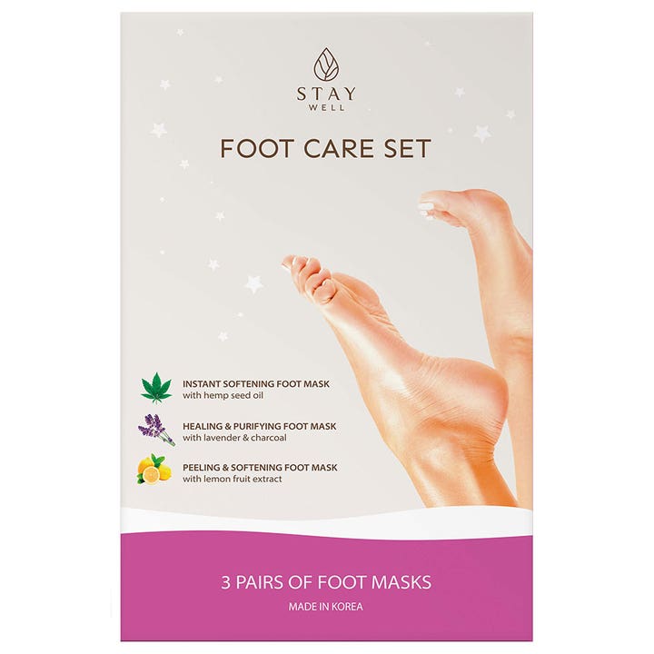 Stay Well Foot Care Set 3 par mykgjørende fotmasker i hvit eske med lilla bunn og bilde av velpleide føtter
