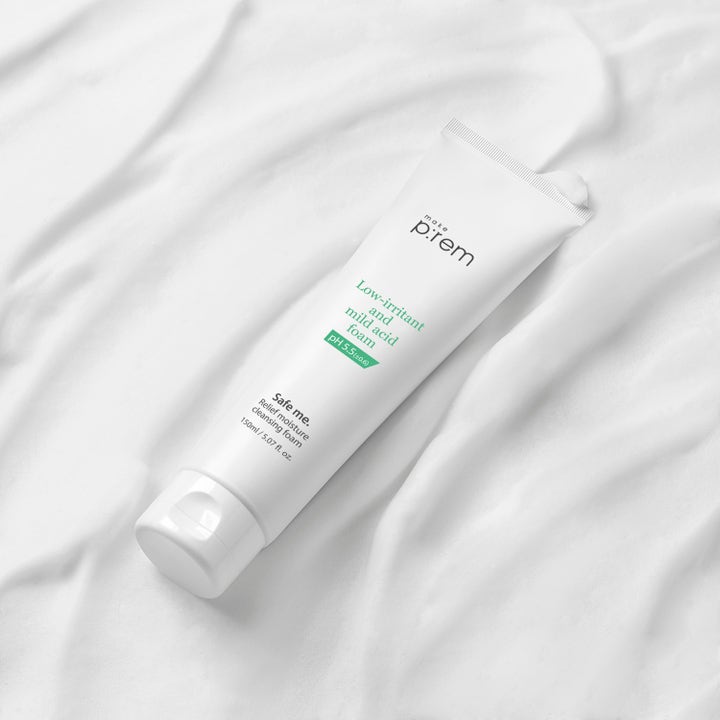 Make Prem Safe Me. Relief Moisture Cleansing Foam 150 ml rengjøringsskum i hvit tube på bølget hvit tekstur