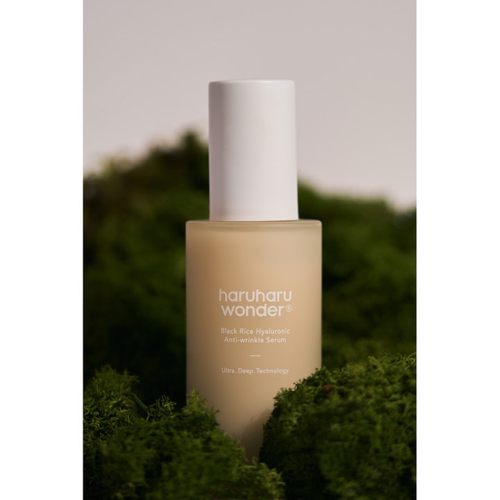 haruharu wonder Black Rice Hyaluronic Anti-wrinkle Serum 50 ml anti-rynke serum i frostet flaske plassert i naturlig mose