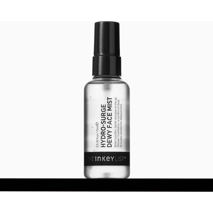 The INKEY List Hydro-Surge Dewy Face Mist 75 ml fuktighetsgivende ansiktsspray i frostet flaske og hvit og sort eske.