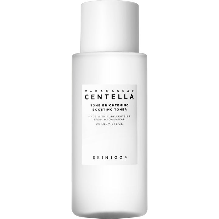 SKIN1004 Madagascar Centella Tone Brightening Boosting Toner 210 ml gir glød i hvit frostet flaske med hvitt lokk