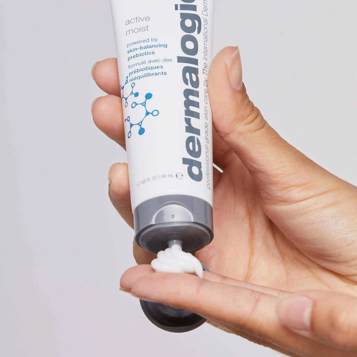 Dermalogica Active Moist 100 ml fuktighetsgivende dagkrem med prebiotika som klemmes ut av en hvit tube