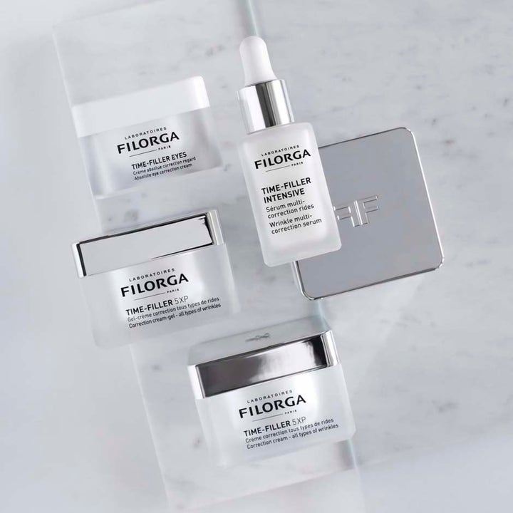 Filorga Time-Filler Set hudpleie mot rynker med ansiktskrem og serum i hvite krukker og flaske med sølvlokk