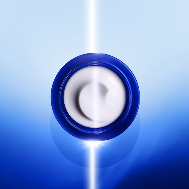 Shiseido BioPerformance Skin HiForce Cream 50 ml ansiktskrem med hvit kremet tekstur i en blå krukke sett ovenfra