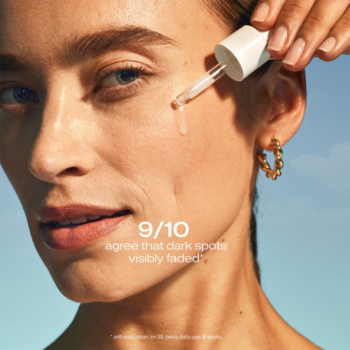 Lumene Dark Spot Serum 30 ml mot pigmentflekker påføres med pipette og teksten 9/10 ser at mørke flekker blekner.