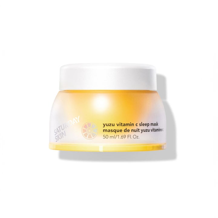 Saturday Skin Yuzu Vitamin C Sleep Mask 50 ml glødgivende nattmaske i frostet gul glasskrukke med hvitt lokk