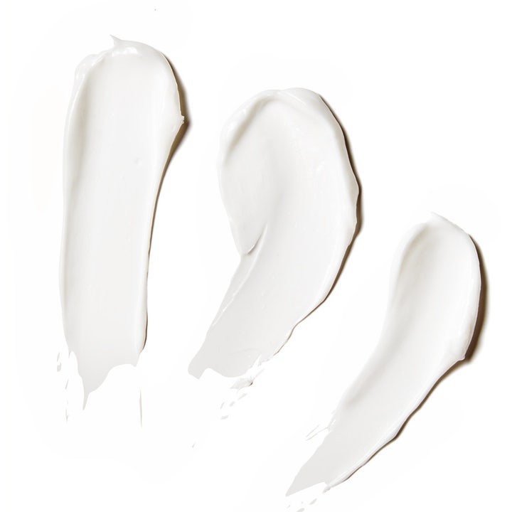 Murad Essential-C Firming Radiance Day Cream 50 ml oppstrammende dagkrem i tre strøk med hvit, kremet tekstur.