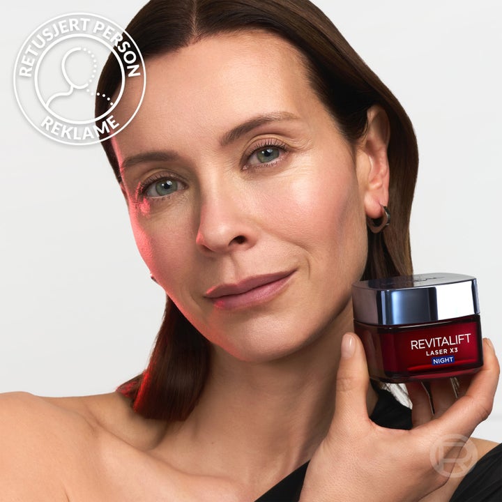 L'Oréal Paris Revitalift Laser X3 50 ml nattkrem som reduserer rynker vist med kvinne som holder rød glasskrukke
