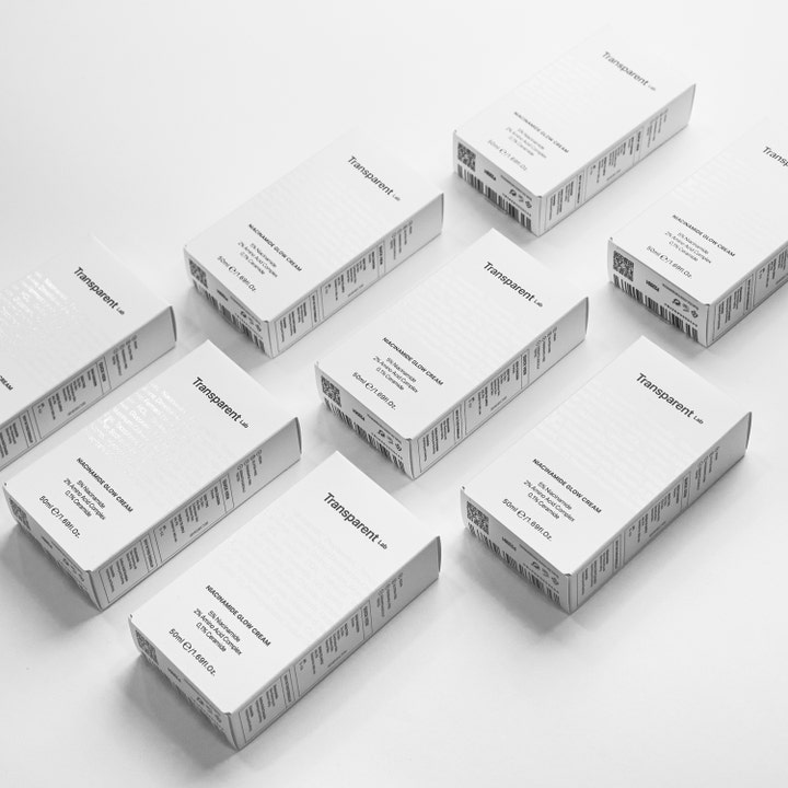 Niche Beauty Lab Transparent Lab Niacinamide Glow Cream 50 ml ansiktskrem i hvite esker som gir huden glød