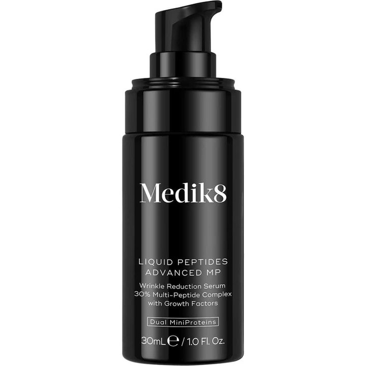 Medik8 Liquid Peptides Advanced MP 30 ml rynkereduserende serum i en stilren glanset svart pumpeflaske