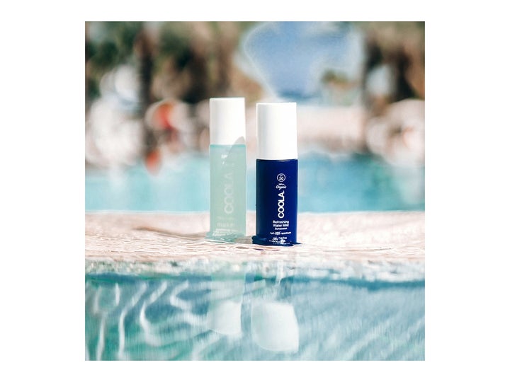 COOLA Refreshing Water Mist 50 ml fuktighetsgivende face mist i blå flaske ved et bassengkant