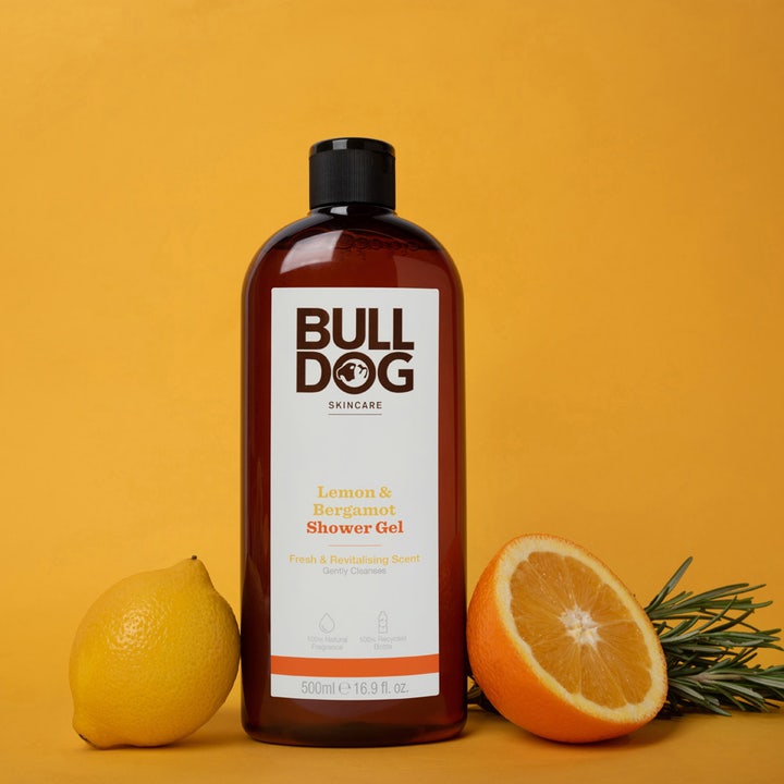 Bulldog Lemon & Bergamot Shower Gel 500 ml oppfriskende dusjsåpe i brun flaske med fersk sitron og appelsin.
