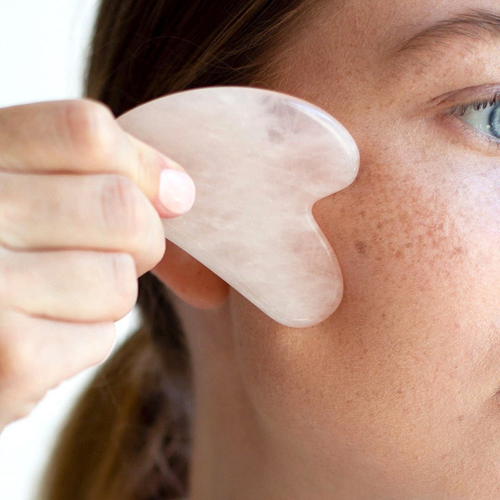 NordicFeel Gua Sha Rose Quartz 1 stk hudpleieverktøy i rosa kvarts som gir ansiktsmassasje for økt sirkulasjon.