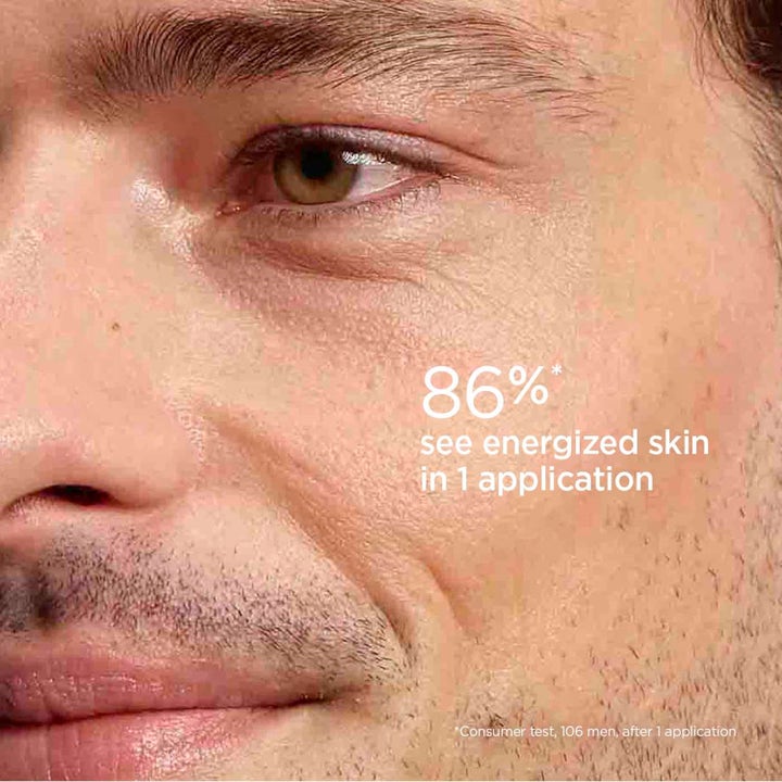 Clarins Clarins Men Energizing Gel 50 ml gir energi vist på nærbilde av mann med tekst 86% see energized skin