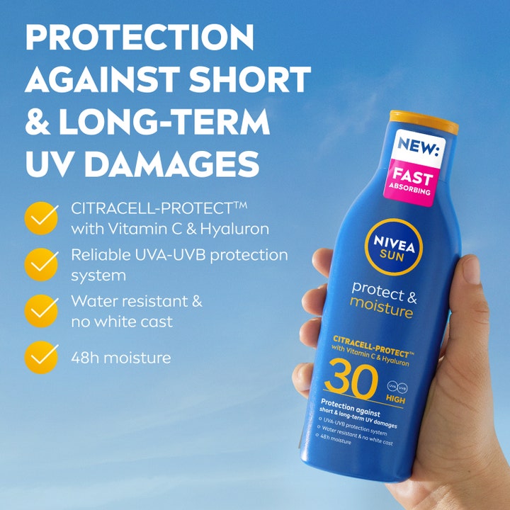 NIVEA Protect & Moisture Sun Lotion 200 ml fuktighetsgivende solkrem med SPF 30 i blå flaske mot blå himmel