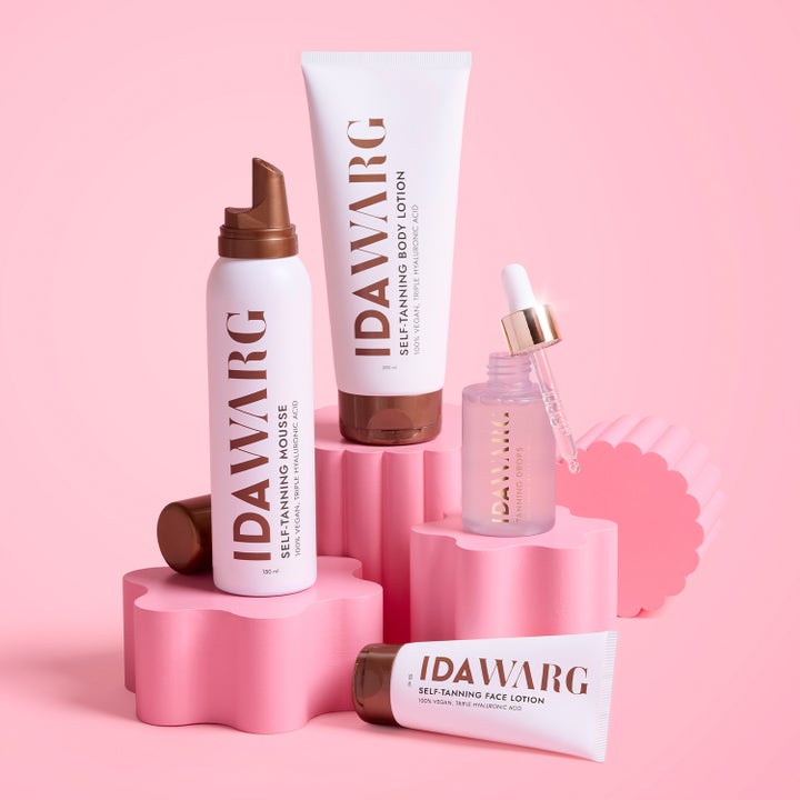 IDA WARG Beauty Self-Tanning Mousse 150 ml gir naturlig glød i hvit flaske sammen med andre produkter på rosa sokler.