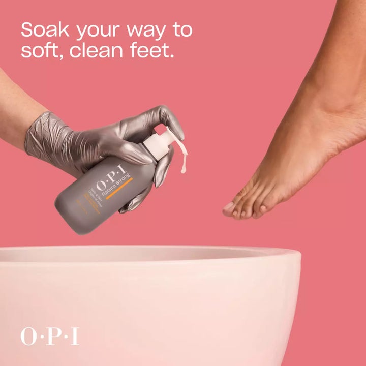 OPI Nature Strong Soften Up Pedi Soak 250 ml mykgjørende fotbad i grå pumpeflaske for rene og myke føtter.