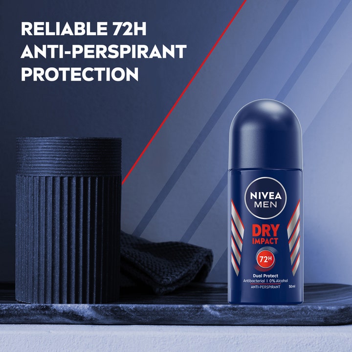 NIVEA MEN Dry Impact 50 ml roll-on deodorant gir 72 timers beskyttelse i en mørkeblå flaske på en baderomshylle.
