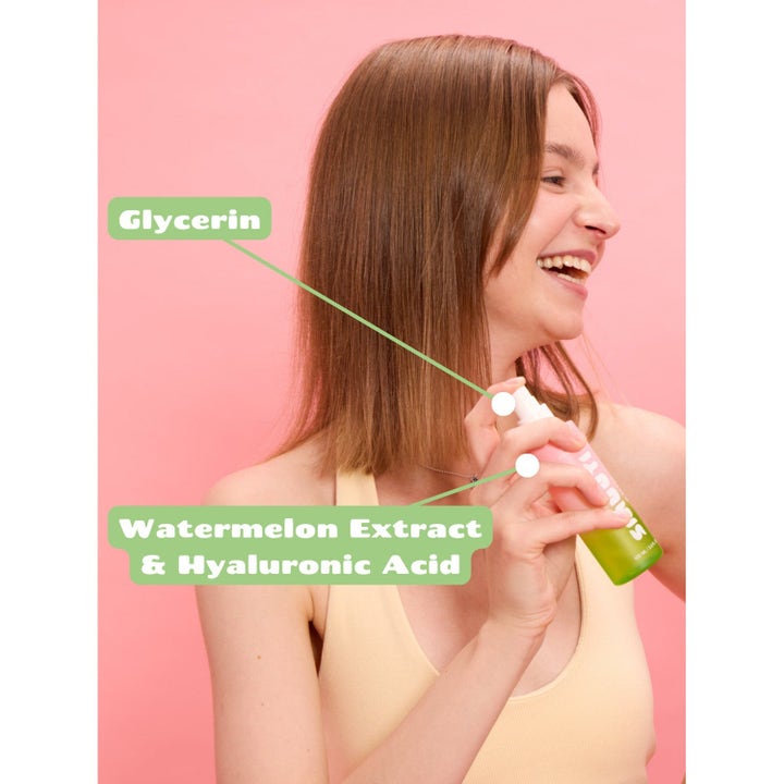 Smuuti Skin Watermelon Toner Mist 100 ml gir fukt med glycerin og hyaluronsyre i en fargerik sprayflaske