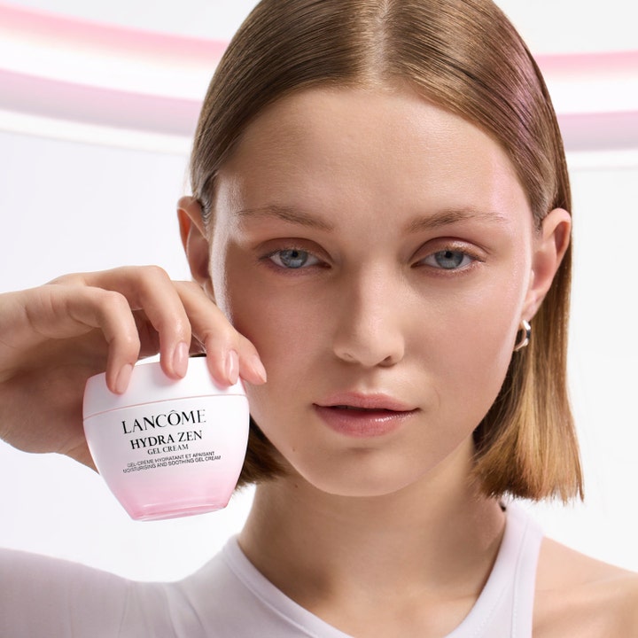 Lancôme Advanced Hydrazen Gel Cream 50 ml fuktighetskrem i rosa krukke holdt av en kvinne med glødende hud